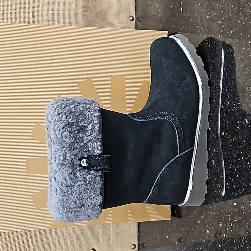 NEW UGG KIDS CALLIE CUFF BLACK